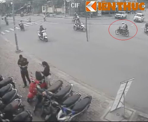 Hai ten cuop tao ton giat gio xach tai bai giu xe