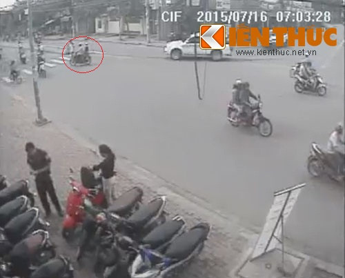 Hai ten cuop tao ton giat gio xach tai bai giu xe-Hinh-2