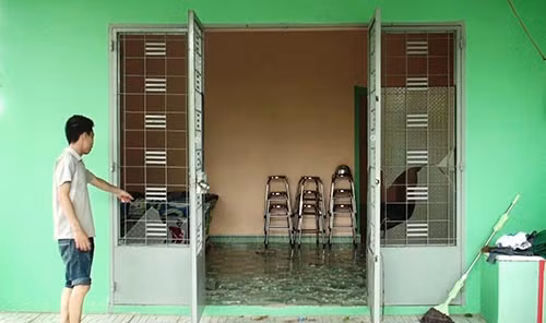 Căn nhà của anh Phụng bị hai tên giang hồ đập phá.