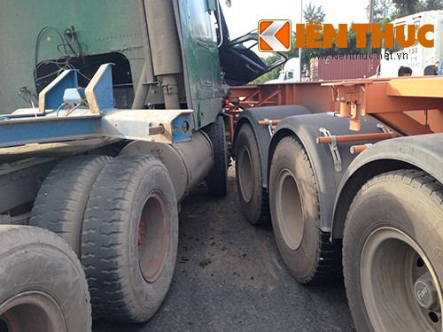 Hai xe container kep nhau giua 