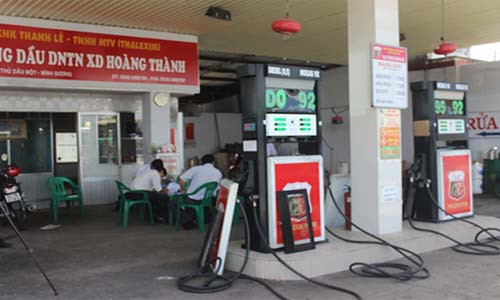 Boc me tai tran chieu tro cay xang gian lan o Binh Duong