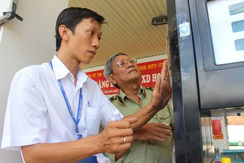 Boc me tai tran chieu tro cay xang gian lan o Binh Duong-Hinh-2