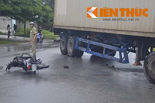 Tong vao xe container, hai thanh nien nguy kich