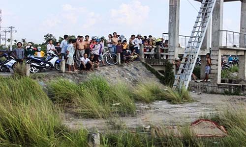 Thieu nu 16 tuoi duoi nuoc truoc su bat luc cua nhom ban-Hinh-2