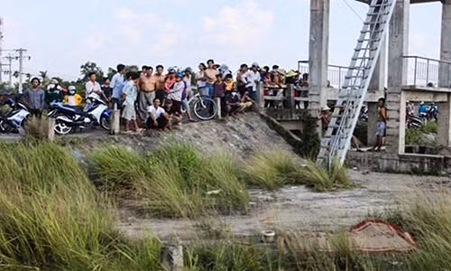 Thieu nu 16 tuoi duoi nuoc truoc su bat luc cua nhom ban-Hinh-2