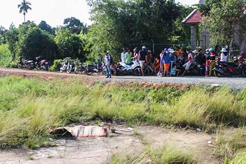 Thieu nu 16 tuoi duoi nuoc truoc su bat luc cua nhom ban