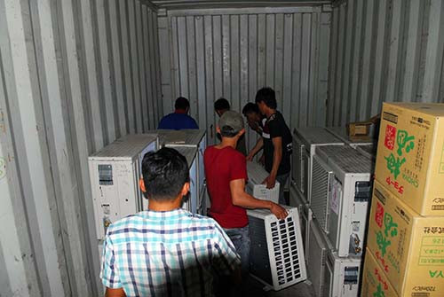 Bat 4 container hang dien tu va my pham nhap lau