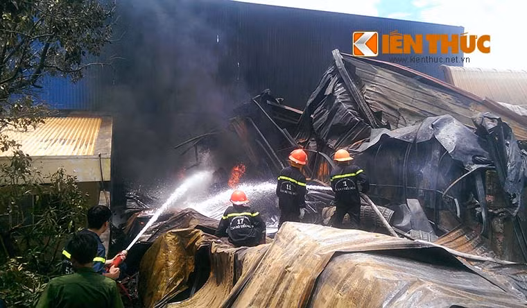 Hơn 13h cùng ngày, ngọn lửa mới được dập tắt hoàn toàn. Tuy nhiên, lực lượng chức năng vẫn tiếp tục phun nước không cho đám cháy bùng phát trở lại.