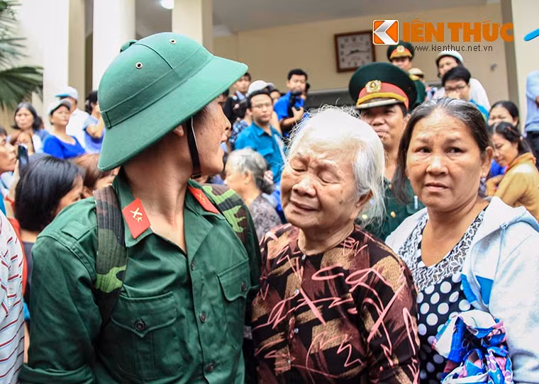 "Nội ở nhà nhớ giữ gìn sức khỏe, đợi con về nha nội!" - Tân binh Trương Phạm Th. N. nhắn nhủ với bà nội của mình trước giờ lên xe. Ảnh: Thiên Dũng