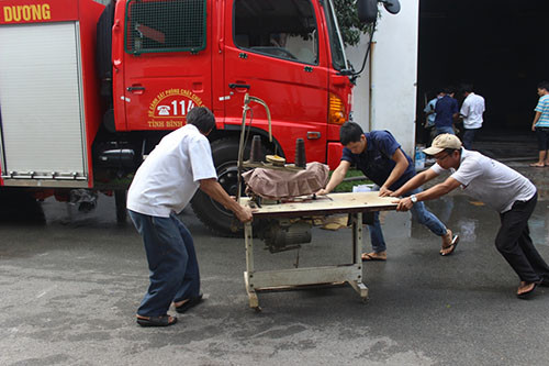 Chay lon thieu rui xuong go hon 2.000m2-Hinh-3