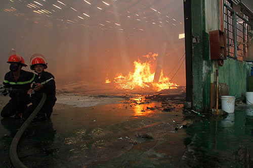 Chay lon thieu rui xuong go hon 2.000m2-Hinh-2