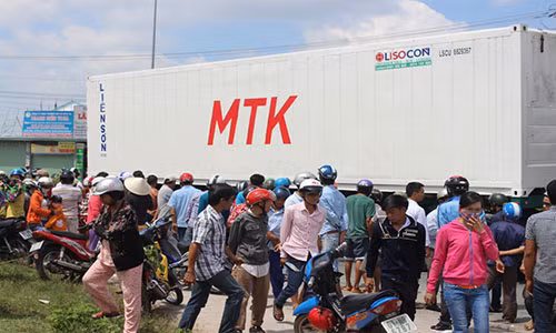 Va cham voi xe container, doi vo chong tre chet tham-Hinh-2