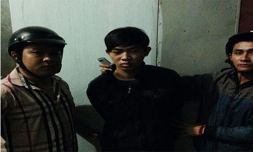 An trom xe may roi goi dien cho chu xe doi tien chuoc