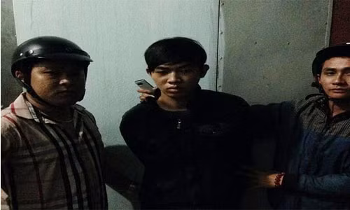 An trom xe may roi goi dien cho chu xe doi tien chuoc