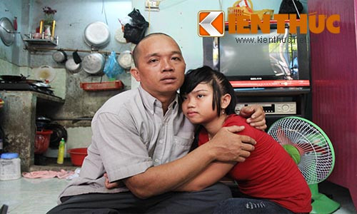 Sau hơn 1 tháng trời lăn lội khắp nơi tìm kiếm, anh Hường đã tìm thấy và đưa con gái về nhà an toàn.