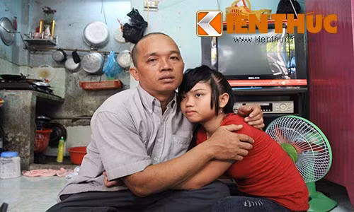 Sau hơn 1 tháng trời lăn lội khắp nơi tìm kiếm, anh Hường đã tìm thấy và đưa con gái về nhà an toàn.