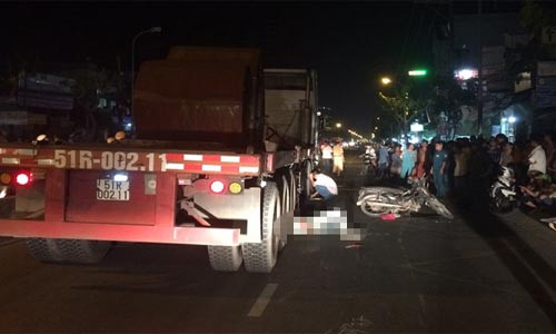 Xe may tong vao container, hai nguoi thuong vong