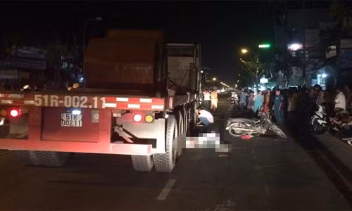 Xe may tong vao container, hai nguoi thuong vong