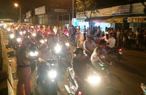 Xe may tong vao container, hai nguoi thuong vong-Hinh-2