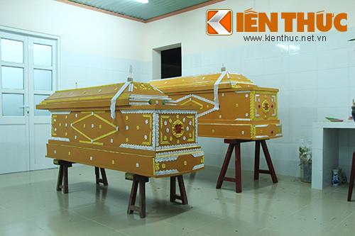 Me 2 anh em chet o phong tro vat va nhan xac con