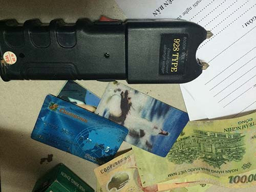 Chiếc roi điện Long dùng để chống trả khiến anh Khoa bị ngất xỉu tại chỗ.