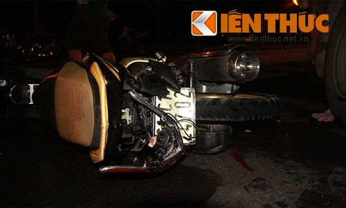 Binh Duong: Xe may va cham xe tai, ba nguoi thuong vong-Hinh-2