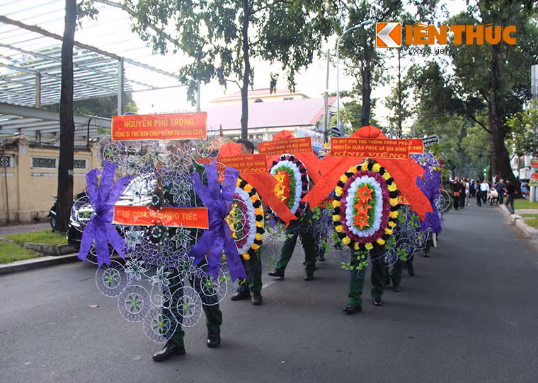 Dẫn đầu đoàn là vòng hoa của lãnh đạo Đảng và Nhà nước.