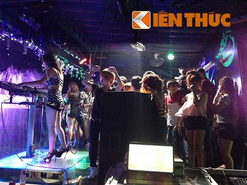 Khi nữ DJ với trang phục cực kỳ sexy cất lên những bản nhạc sàn, hàng trăm thanh niên reo hò phấn khích và cùng nhau "thác loạn" trên sân khấu chật chội.