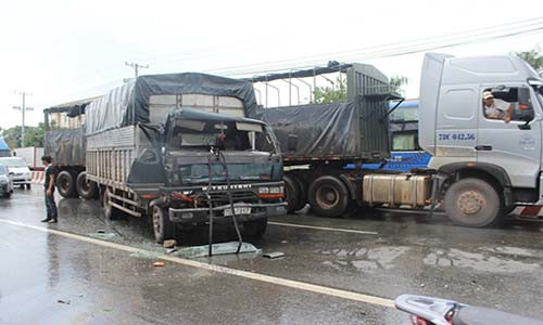 Tong xe lien hoan khién quoc lo un tac giua mua