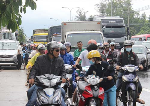 Tong xe lien hoan khién quoc lo un tac giua mua-Hinh-2