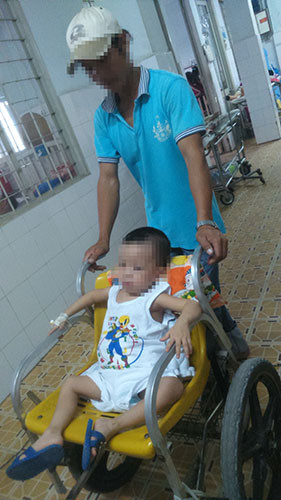 Khoi to vu an be trai 3 tuoi bi dap vo ruot-Hinh-2