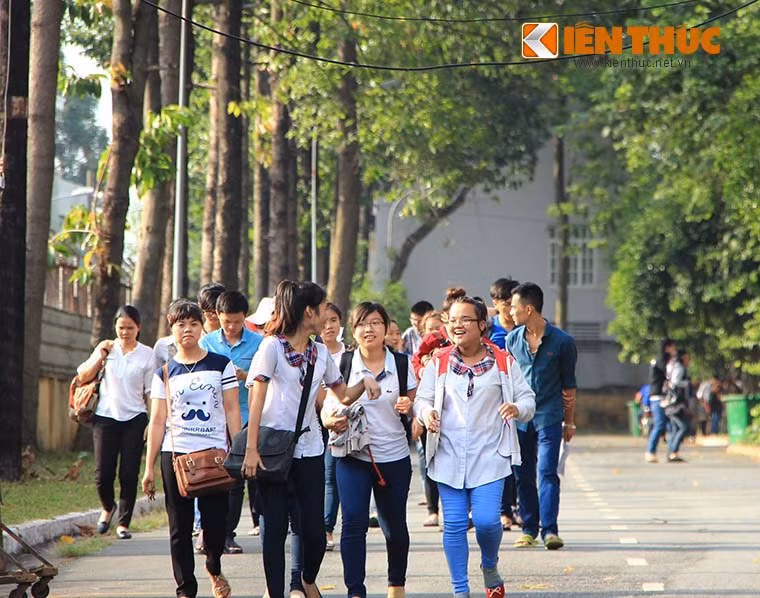 Ghi nhận thực tế tại một số cụm thi ở TP HCM, nhiều thí sinh cho rằng đề Sinh khá dài và khó, tuy nhiên các em vẫn thoải mái và vui vẻ khi rời phòng thi. Ảnh: Thiên Dũng.