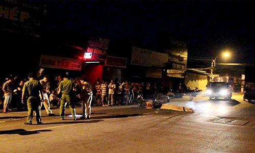 Tong vao xe tai, hai thanh nien thuong vong