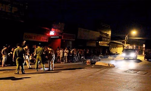 Tong vao xe tai, hai thanh nien thuong vong