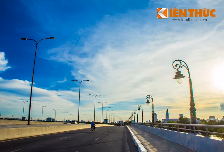 Đại lộ Mai Chí Thọ quận 2, nối xa lộ Hà Nội với hầm Thủ Thiêm (quận 1).