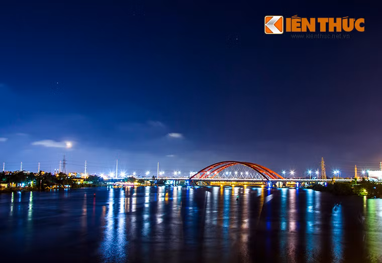 Cầu Bình Lợi (quận Thủ Đức), công trình băng qua sông Sài Gòn với chiều dài 1,1 km, 6 làn xe mỗi hướng, được hoàn thành cuối tháng 8/2013. Hạng mục vòm Nielsen của cầu là một trong những cấu trúc có kỹ thuật tiên tiến trong số các công trình cầu hiện nay, rộng 48 m, vòm cầu dài 150 m.