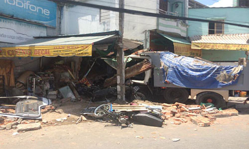 Kin hoang xe ben dam sap nha dan, it nhat 3 nguoi thuong vong-Hinh-3