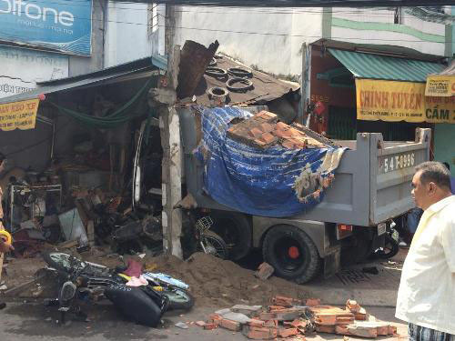 Kin hoang xe ben dam sap nha dan, it nhat 3 nguoi thuong vong