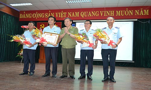 Hai quan san bay TSN nhan bang khen cua Bo Cong an