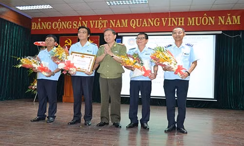 Hai quan san bay TSN nhan bang khen cua Bo Cong an