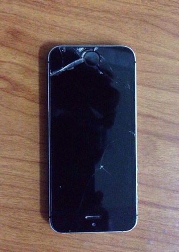 Trai gia gai an trom dien thoai iPhone khach tay-Hinh-2