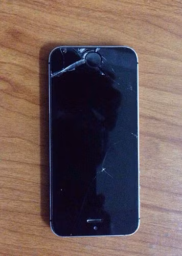 Trai gia gai an trom dien thoai iPhone khach tay-Hinh-2