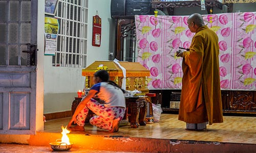 Người thân tổ chức khâm liệm cho bé Thắng sau khi được tìm thấy.