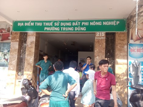 Côn đồ xông vào trụ sở UBND phường chém người xối xả Con do xong vao tru so UBND phuong chem nguoi xoi xa