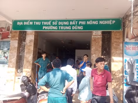 Con do xong vao tru so UBND phuong chem nguoi xoi xa