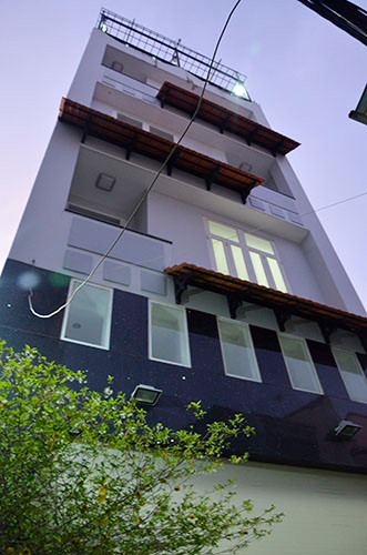 Nhan vien bao tri bi thang may chen chet