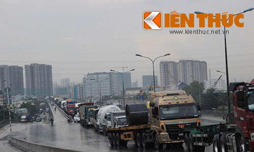 Container tong nhau, cau Phu My ket cung nhieu gio-Hinh-2