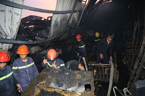 Cửa hàng bốc cháy dữ dội, nhiều nhân viên thoát chết - Hình 2 Cua hang boc chay du doi, nhieu nhan vien thoat chet-Hinh-2