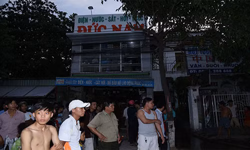 Cửa hàng bốc cháy dữ dội, nhiều nhân viên thoát chết - Hình 3 Cua hang boc chay du doi, nhieu nhan vien thoat chet-Hinh-3