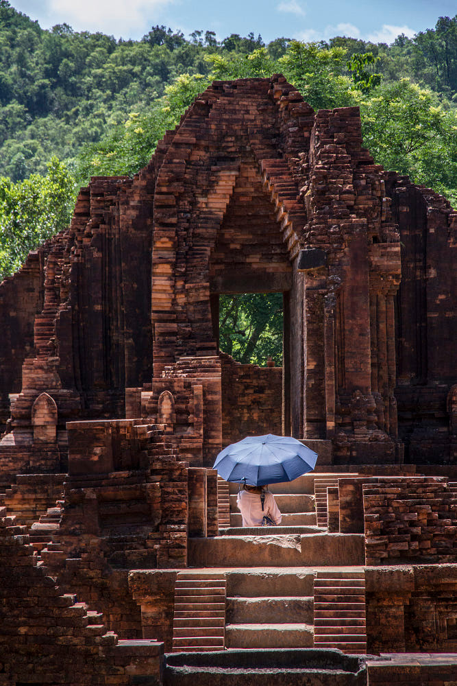 Sự hiện diện nhỏ bé của con người giữa những phế tích Mỹ Sơn. Ảnh: Grant Sykes / 500px.com.